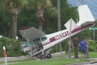 El impactante momento en el que una avioneta se precipita a tierra en Orlando tras quedarse sin combustible (+Video)