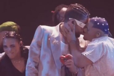 El candente beso de Bad Bunny con un bailarín tras ganar como mejor artista del año en los VMA (+Video)