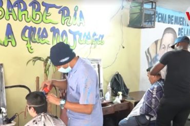 Barberías callejeras se multiplican en Caracas: “Debajo de este puente mantengo a mi familia” (+Video)