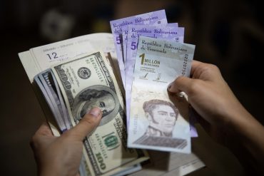 Economista afirma que transacciones en bolívares en Venezuela superan en 20% a las que se hacen con dólares