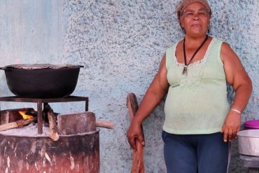 Mujeres tienen que buscar leña en las montañas por la escasez de gas en Venezuela