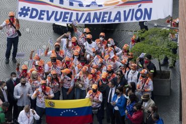 Escueta comisión del régimen de Maduro protestó ante la Embajada de Argentina en Caracas: “¡Devuelvan el avión y la tripulación!”