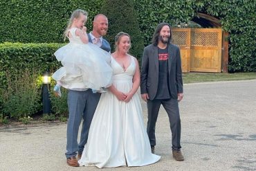 El sorprendente gesto de Keanu Reeves: una pareja desconocida lo invitó a su boda y se apareció sorpresivamente en la fiesta