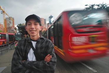 Venezolano transformó el transporte público de Colombia en un aula de clases