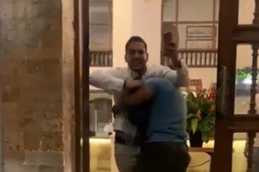 Borracho y con los pantalones mojados: El escándalo que protagonizó un senador del partido de Petro en hotel de Cartagena (+Videos)