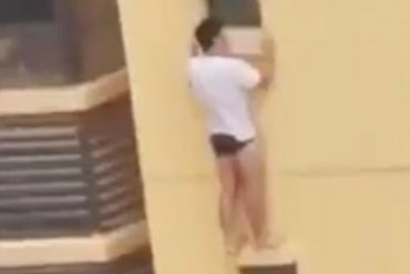 Difunden video de hombre que quedó colgando de una ventana de un piso 25 en ropa interior: aseguran que fue descubierto en plena infidelidad