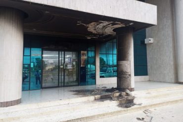Arrojaron una bomba molotov contra una librería en el estado Zulia