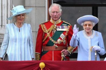 El hombre que dice ser “hijo ilegítimo” de Carlos III y Camilla muestra las cartas que le envió a la reina Isabel II