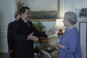 Recuerdan el bochornoso momento en el que Chávez intentó abrazar a la reina Isabel II durante un encuentro en 2001 (+Video)