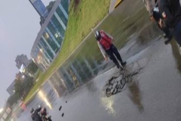 Puro maquillaje: reportan inundación de la autopista Francisco Fajardo a la altura del distribuidor Altamira y levantamiento del “asfalto rápido” del chavismo (+Videos)