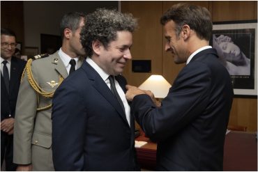 La condecoración que le impuso Emmanuel Macron a Gustavo Dudamel en Francia
