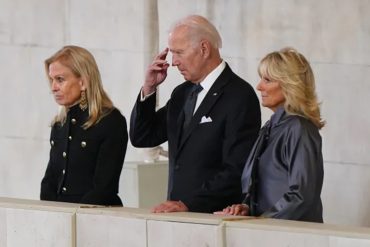 Joe Biden y su esposa llegaron a Londres para participar en el funeral de Estado de Isabel II de Inglaterra: presentaron respetos al féretro