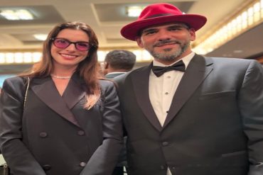 “Es de lo más bonito que he escuchado”: La actriz Anne Hatthaway se le acercó a músico venezolano en el Carnegie Hall para alabar el sonido del cuatro