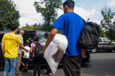 “Nos dejaron botados”, hablan los migrantes venezolanos que dejaron frente a la residencia de Kamala Harris (+Video)