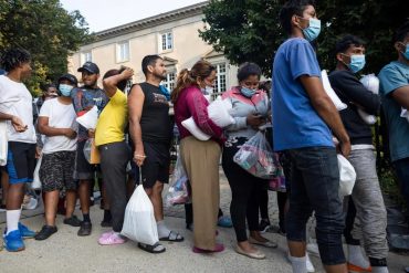 Gobernador republicano de Texas envió otro autobús con migrantes indocumentados a la residencia de Kamala Harris, la mayoría son venezolanos