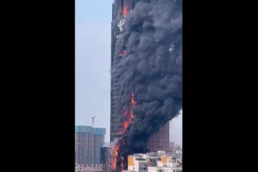 El impactante incendio que afectó a un rascacielos de una importante empresa de telecomunicaciones en China (+Video)