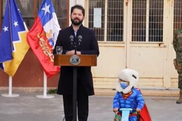 El pequeño Superman en bicicleta que se robó el show mientras el presidente chileno Gabriel Boric emitía un serio discurso (+Video)