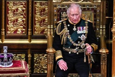 «Por el tiempo que Dios me conceda»: Carlos III descartó abdicar, alabó a su madre y le lanzó flores a Camila en su primer discurso como rey de Reino Unido