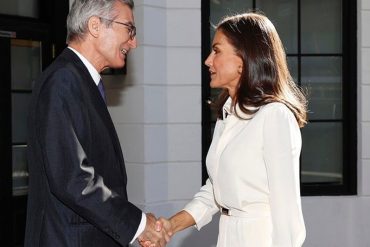 «Dame la mano como a un hombre»: El reclamo de la reina Letizia de España al embajador de su país en EEUU