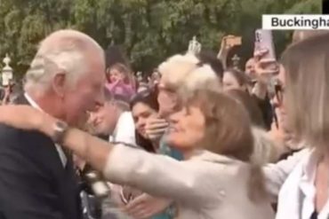 “Le pregunté si podía hacerlo y me dijo que sí”: Lo que dijo la mujer que besó públicamente a Carlos III en su primera aparición como rey (+Video)