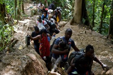 “Increíble el flujo de venezolanos”: Periodista capta el tránsito actual por el Darién y migrantes insultan a Maduro por tener que cruzar la selva (+Video)