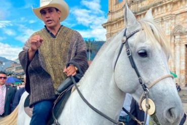 «Esta es mi mascota»: Senador uribista entró a caballo al congreso colombiano porque el petrismo lo declaró «pet friendly» (+Video)