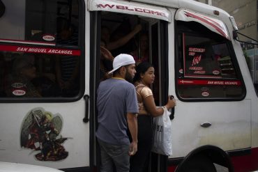 Mujer denunció acoso sexual por parte de un conductor y su colector en Caracas: “Me lancé de la camioneta” (+Hilo)