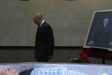 La impactante imagen de la despedida de Putin a Gorbachov: le dejó flores sobre su féretro en el hospital (no irá al funeral) (+Video)