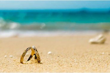 Quería pedirle matrimonio a su novia en la playa pero perdió el anillo: tuvo que usar un detector de metales para buscarlo (+Video)