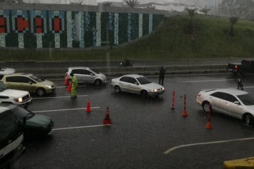 El cuento de nunca acabar y sin maquillaje del chavismo que valga: el distribuidor Altamira otra vez anegado por lluvias en la Gran Caracas (+Video)