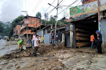 Una madre y sus dos hijos murieron en Catia La Mar tras desplomarse su vivienda por las fuertes lluvias (+Audio)