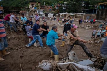 Familia cocinó toda la noche y caminó kilómetros para llevar comida caliente a los afectados en Las Tejerías (+Video)