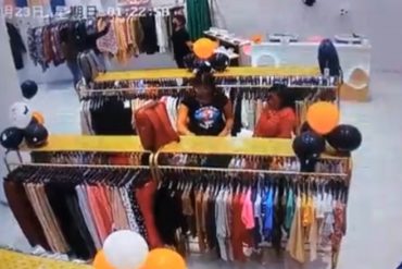 Cámaras de vigilancia captaron cómo dos mujeres hurtaban ropa de una tienda en centro comercial de Caracas (+Video)