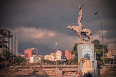 “Eso puede calificar como un delito”: profesor de la UCV se las cantó a Ernesto Villegas por el proceso administrativo sobre la escultura de María Lionza