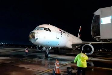 Minutos de pánico experimentaron pasajeros de avión que sufrió daños en medio de una tormenta: aterrizó sin un motor y con un parabrisas roto (+Video)