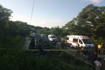 Se volcó un camión con más de 100 migrantes en México mientras el conductor intentaba huir de la Guardia Nacional