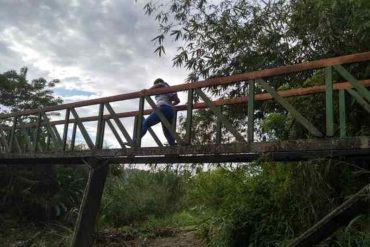 Niños de comunidad rural de Carabobo cruzan por una pasarela en mal estado para poder llegar a sus escuelas