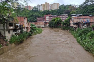 «Por favor, ayúdenme»: madre que fue desalojada de su casa en Petare a causa de las lluvias pide colaboración entre lágrimas (+Video)