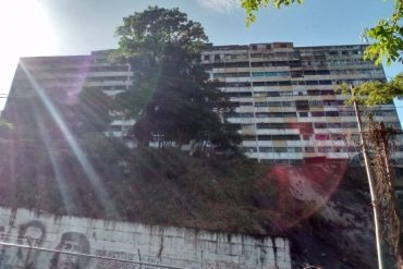 Vecinos de La Silsa en Caracas denuncian que tienen más de 40 horas sin luz: “La comida se les pudre”