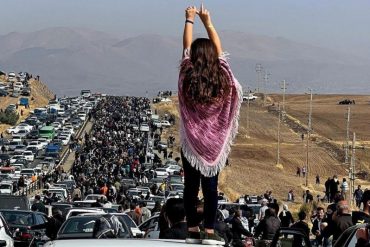 La multitudinaria marcha en Irán al cumplirse 40 días de la muerte bajo custodia de una joven detenida por no usar velo (+Video)