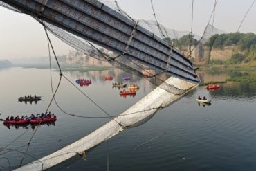 Aumenta a al menos 137 el número de muertos tras desplomarse un puente colgante en la India