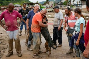 El conmovedor reencuentro entre lodo y escombros entre un perro y su dueño en Las Tejerías