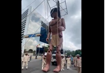 “¿Qué ridiculez es esta?”: Critican indígena gigante que usó el chavismo en una marcha este #12Oct (+Video)