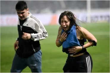 Un muerto tras fuertes disturbios en partido de fútbol argentino: el empujón de una niña por un policía pudo ser el desencadenante (+Video)