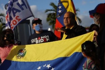 Venezolanos en Miami recolectan firmas para acelerar proceso a la residencia permanente