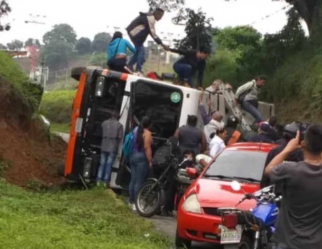 Autobús Con Pasajeros Se Volcó En El 23 De Enero Este #27oct (+fotos)