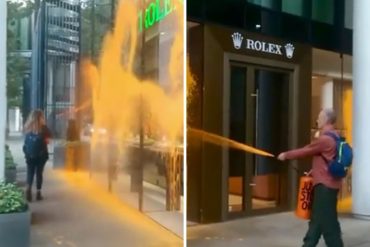 Activistas vandalizaron con pintura una tienda Rolex en Londres (+Video)