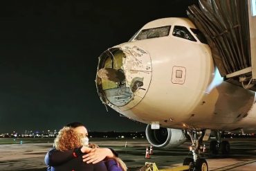 El aterrador momento que vivieron pasajeros de LATAM tras fuerte turbulencia que ocasionó «daños externos» al avión (+Videos)