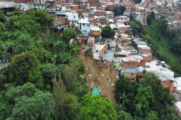 8 viviendas cedieron y 20 familias fueron movilizadas de emergencia en Catia por las fuertes lluvias