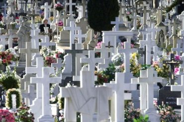 Dos mujeres que limpiaban tumbas en un cementerio de Argentina grabaron una manifestación “fantasmal” (+Imágenes escalofriantes)